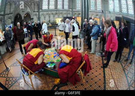 (Dans le sens des aiguilles d'une montre en bas à gauche) Kachen Choedrak, Ven Lobzang Thokmed, Kachen Namgyal et Kachen Lobzang Tuskhor, moines du monastère de Tashi Lhunpo, faisant un Mandala de sable de Chenrezig de compassion et de bonté dans le Chapitre House de la cathédrale de Salisbury. Banque D'Images