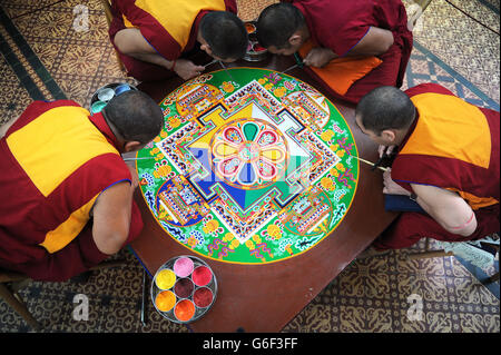 Moines du monastère de Tashi Lhunpo, faisant un Mandala de sable de Chenrezig de compassion et de bonté dans le Chapitre House de la cathédrale de Salisbury. Banque D'Images