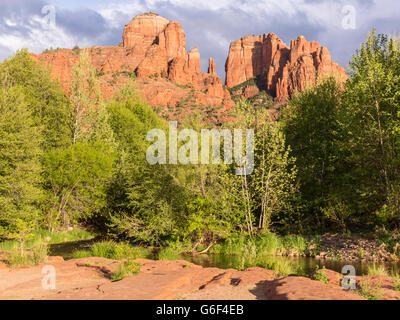 Oak Creek flotte tranquillement en dessous de Cathedral Rock Buttes dans Cross-Crescent Rock Red Moon Park à Sedona, Arizona Banque D'Images