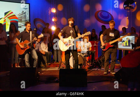 Les Foo Fighters se présentent sur scène lors de l'enregistrement en direct de l'édition britannique de l'émission phare de MTV TRL (Total Request Live) aux studios de MTV à Londres à Camden, dans le nord de Londres. Banque D'Images