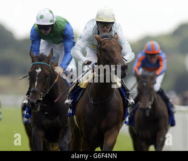 Islington, monté par Kieren Fallon (à droite, en silks blancs), remporte les Yorkshire Oaks d'Ocean Silk à York. Banque D'Images