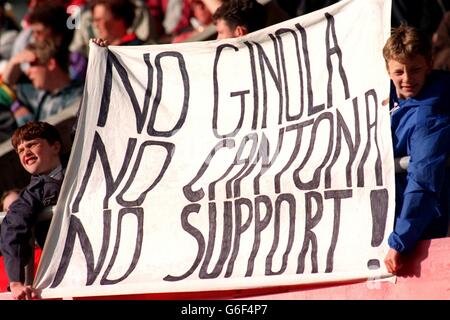 10-JUN-96, France v Roumanie, deux fans anglais ont fait connaître leurs sentiments au côté français jouant à Newcastle sur Ginola et Cantona Banque D'Images