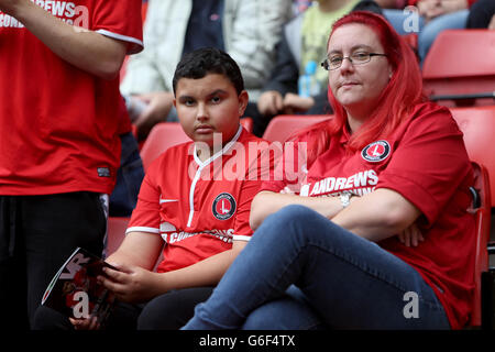 Football - Championnat Sky Bet - Charlton Athletic / Blackpool - The Valley. Charlton Athletic fans dans les stands Banque D'Images