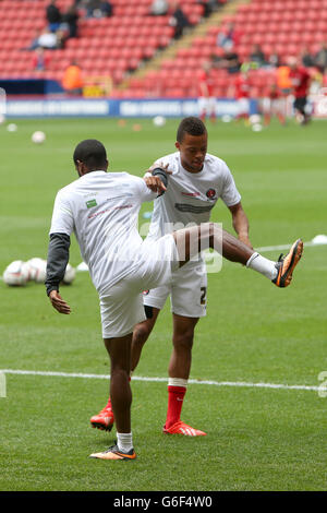 Football - Championnat Sky Bet - Charlton Athletic / Blackpool - The Valley.Les joueurs de Charlton Athletic, y compris Jordan cousins (à droite), s'étirent pendant l'échauffement Banque D'Images