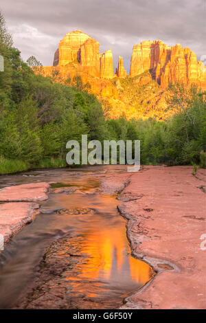 Cathedral Rock se reflète dans un canal slickrock on Oak Creek dans Cross-Crescent Rock Red Moon Park à Sedona, Arizona Banque D'Images