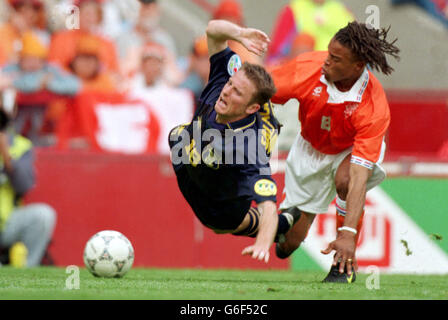 10 JUIN 96. Ecosse contre pays-Bas. Scotlands Kevin Gallacher est tiré vers le bas par Edgar Davids Banque D'Images