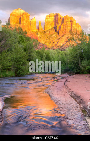 Cathedral Rock se reflète dans un canal slickrock on Oak Creek dans Cross-Crescent Rock Red Moon Park à Sedona, Arizona Banque D'Images