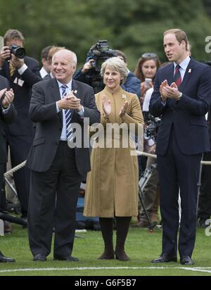 Le duc de Cambridge, en sa qualité de président de la FA, et Greg Dyke, président de la FA et de la duchesse de Glouchester, observent le match entre la FC polytechnique et la FC de la fonction publique, dans le jardin de Buckingham Palace, au centre de Londres. Banque D'Images