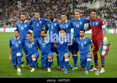 Back Row (L-R) Daniele de Rossi en Italie, Giorgio Chiellini, Mario Balotelli, Christian Maggio, Leonardo Beucci et Gianluigi Buffon, (Front Row) Manuel Pasqual, Emanuele Giaccherini, Andrea Pirlo, Riccardo Montolivo et Antonio Candreva. Banque D'Images