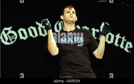 Le chanteur principal Joel Madden du groupe Good Charlotte se produit sur la scène principale au Carling Reading Festival. Banque D'Images