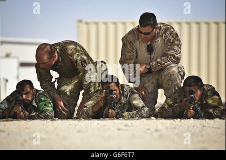 Les soldats britanniques et américains Christopher Smith, 29 ans, de Glasgow, 4 Écossais (à gauche) et le sergent de Gunnery Victor Lopez, 38 ans, de Los Angeles, US Marine Core (à droite), conseillent les soldats de l'Armée nationale afghane (ANA) de la 3 Brigade 209 Kandak sur les compétences en matière de marksmanship au camp ANA Shorabak, province Helmand, en Afghanistan. Banque D'Images