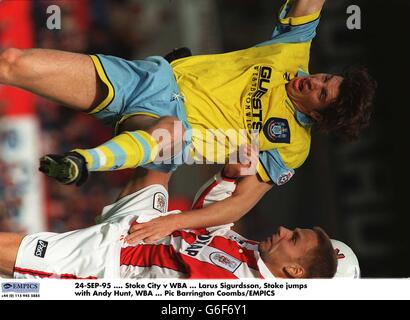 Football - Stoke City / West Bromwich Albion.Larus Sigurdsson, Stoke City saute avec Andy Hunt, West Bromwich Albion Banque D'Images