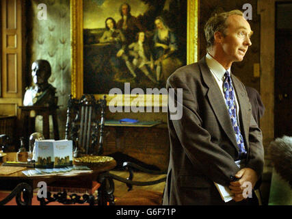 Le comte de Dalkeith avant de parler aux médias dans le hall d'entrée du château de Drumlanrig à Dumfries et Galloway.Les assureurs ont offert une récompense à six chiffres pour la récupération d'un chef-d'œuvre inestimable de Léonard de Vinci volé dans un château appartenant à l'un des propriétaires fonciers les plus riches du pays.L'œuvre, la Madonna avec Yarnwinder, a été volée dans son cadre par deux hommes qui se sont présentés comme des visiteurs qui ont suralimenté une guide femelle dans la maison ancestrale du duc de Buccleuch. Banque D'Images