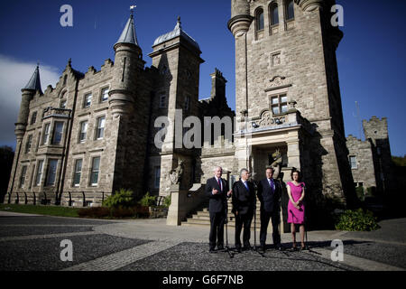 (De gauche à droite) Premier ministre adjoint Martin McGuinness, Premier ministre Peter Robinson, Premier ministre David Cameron et secrétaire d'État pour l'Irlande du Nord Theresa Villiers au château de Stormont à Belfast, en Irlande du Nord. Banque D'Images