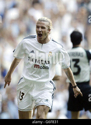 David Beckham, du Real Madrid, célèbre le score contre Real Betis, lors du premier match de la Ligue Primera espagnole contre Real Betis au stade Bernabeu de Madrid, en Espagne. Banque D'Images