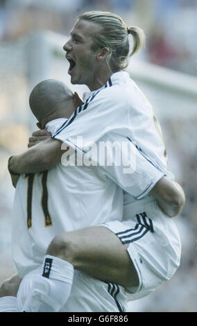 David Beckham du Real Madrid fête avec Ronaldo après avoir misé contre Real Betis, lors du premier match de la Ligue Primera espagnole contre Real Betis au stade Bernabeu de Madrid, en Espagne. Banque D'Images