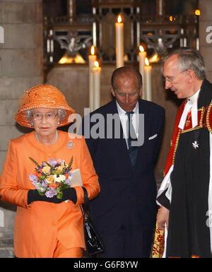 La reine Elizabeth II et le duc d'Édimbourg sont escortés par le recteur Martin Dudley, lors de leur visite à St Bartholomews le Grand à Smithfield, dans le centre de Londres.* la Reine et le duc ont assisté à un service d'action de grâce pour célébrer le 50e anniversaire du Fonds de préservation des Églises historiques. Banque D'Images