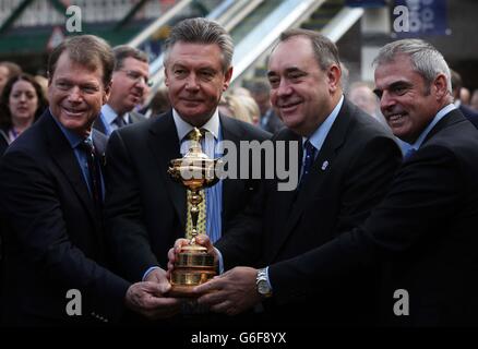 (De gauche à droite) le capitaine de la coupe Ryder américaine Tom Watson, le commissaire européen au commerce Karel de Gucht, le premier ministre écossais Alex Salmond et le capitaine de la coupe Ryder européenne Paul McGinley avec la coupe Ryder pendant une séance photo pour marquer un an avant le début de la coupe Ryder 2014, À la gare Waverley d'Édimbourg, Édimbourg. Banque D'Images