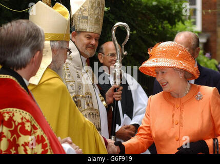 La Reine (à droite) rencontre l'archevêque de Canterbury, le Dr Rowan Williams (à gauche), lors de sa visite à St Bartholomews le Grand, à l'est de Londres. Sa Majesté, accompagnée du prince Philip, a assisté à un service d'action de grâce pour célébrer le 50e anniversaire des Églises historiques. * ... Préservation de la confiance. Banque D'Images