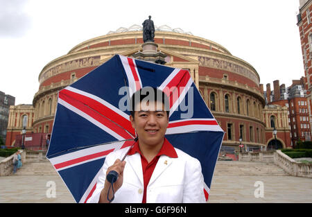 Le jeune pianiste chinois Lang Lang pose à Londres le Royal Albert Hall après les répétitions finales pour la première nuit des Proms. Banque D'Images