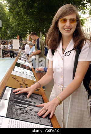 Paris Sophie Massieu, 28 ans, examine une photographie aérienne très détaillée du World Trade Centre d'avant septembre 11 au Musée d'Histoire naturelle de Londres. * le Musée accueille l'exposition "la Terre de l'air" et 30 images - prises par le photographe Yann Arthus-Bertrand - du spectacle ont été faites en photos tactiles afin que les personnes aveugles et malvoyantes puissent les apprécier. Banque D'Images