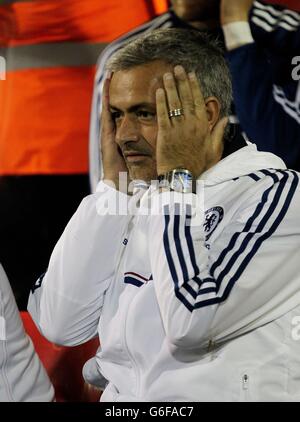 Le mangeur de Chelsea Jose Mourinho pendant la coupe Capital One, troisième match rond au terrain du comté, Swindon. Banque D'Images