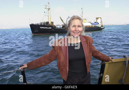 Alex Hildred, directeur archéologique et plongeur, au-dessus du site de la Mary Rose - à quelques milles dans le Solent depuis l'embouchure du port, Portsmouth - à l'occasion du 21e anniversaire de l'élévation du navire de guerre d'Henry VIII. *..les plongées archéologiques à la demande du ministère de la Défense font partie d'une enquête avant les plans de régénération de la base navale de Portsmouth. Deuxièmement, il excavera des articles qui ont dû être laissés enterrés sur le site de l'épave en raison de la pression de temps et d'argent pendant le projet original pour élever le navire. Banque D'Images