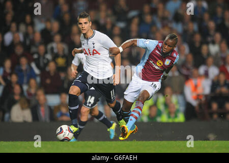 Yacouba Sylla de Aston Villa et Erik Lamela de Tottenham Hotspur (à gauche) se battent pour le ballon lors de la coupe Capital One, troisième match rond à Villa Park, Birmingham. Banque D'Images