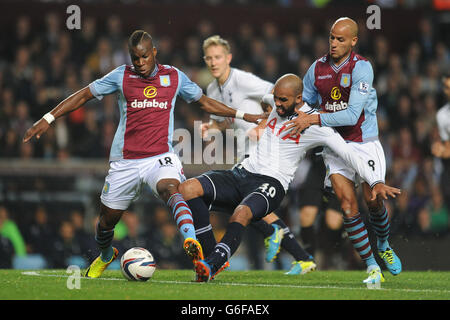 Yacouba Sylla de Aston Villa (à gauche) et Karim El Ahmadi (à droite) foul Tottenham Hotspur's Sandro lors de la coupe Capital One, troisième match rond à Villa Park, Birmingham. Banque D'Images