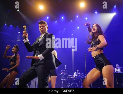 Robin Thicke joue en concert dans le cadre du festival iTunes au Roundhouse, dans le nord de Londres. Banque D'Images