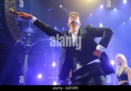 Robin Thicke joue en concert dans le cadre du festival iTunes au Roundhouse, dans le nord de Londres. APPUYEZ SUR ASSOCIATION photo. Date de la photo: Mardi 24 septembre 2013. Le crédit photo devrait se lire comme suit : Dominic Lipinski/PA Wire Banque D'Images