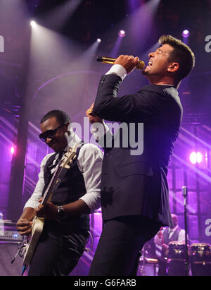 Robin Thicke - Festival iTunes - Londres.Robin Thicke joue en concert dans le cadre du festival iTunes au Roundhouse, dans le nord de Londres. Banque D'Images