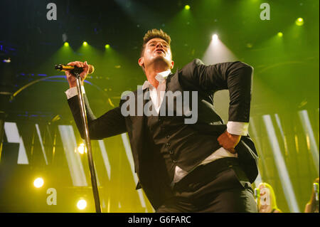 Robin Thicke joue en concert dans le cadre du festival iTunes au Roundhouse, dans le nord de Londres. Banque D'Images