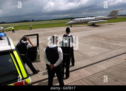 L'avion qui a accompagné John Barber d'Espagne après son extradition pour trafic de drogue arrive à l'aéroport de Manchester pour être accueilli par les officiers de police. Barber, 36, il a sauté sous caution à mi-chemin dans son procès devant la cour d'état où il a été accusé d'avoir été le chef d'œuvre d'un cartel de drogue majeur qui a traité de l'héroïne et du crack de cocaïne d'une valeur de millions de livres. En janvier 2002, il a été reconnu coupable en son absence au tribunal de la Couronne de Liverpool et condamné à 22 ans pour conspiration visant à fournir des drogues de classe A. Il a été capturé par la police dans le village pittoresque de Sant Pol de Mar, au nord de Barcelone, en Espagne, en août dernier. Banque D'Images