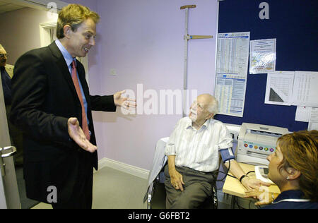 Le Premier ministre Tony Blair rencontre Stan Carrick (à droite), qui était le chauffeur de l'ancien premier ministre Winston Churchill, lors d'une visite au centre médical de Cornforth, dans le comté de Durham. Banque D'Images