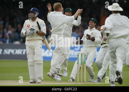 Mark Butcher, en Angleterre, revient au pavillon alors que Shaun Pollock, en Afrique du Sud, célèbre avec ses coéquipiers le 1er jour du 2e test au Lords. Banque D'Images