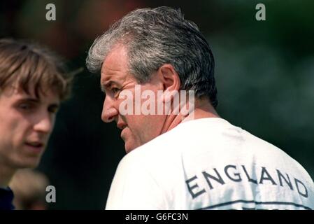 06-JUIN-96 ... Entraînement en Angleterre. Terry Vents, directeur de l'Angleterre, qui a formé son équipe à l'abbaye de Bisham Banque D'Images