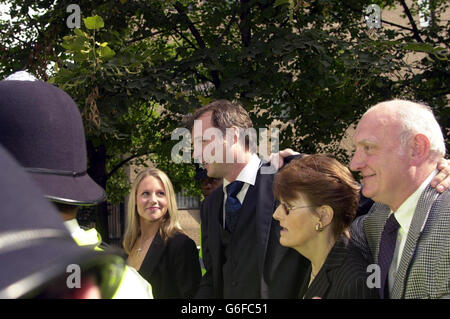 Le présentateur de télévision John Leslie quitte le tribunal de la Couronne de Southwark à Londres, avec sa petite amie Abi Titmuss et ses parents Leslie et Lexia Stott, après que toutes les accusations contre M. Leslie aient été rejetées. Banque D'Images