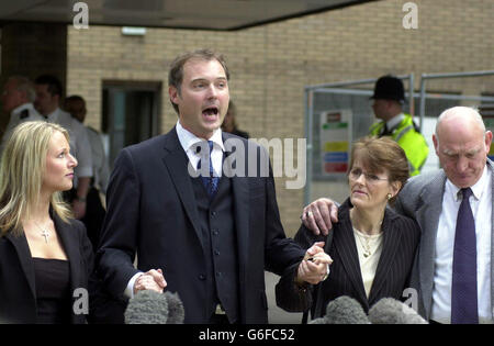 Le présentateur de télévision John Leslie fait une déclaration à la presse à l'extérieur du tribunal de la Couronne de Southwark à Londres, avec sa petite amie Abi Titmuss et ses parents Leslie et Lexia Stott, après que toutes les accusations contre M. Leslie aient été rejetées. Banque D'Images