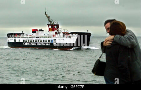 Photo d'un ferry calédonien MacBrayne qui relie Largs à Millport, dans l'ouest de l'Écosse. Caledonian MacBrayne discute actuellement avec son syndicat au sujet d'une action de grève qui paralyserait tous les ferries autour de l'Écosse. Banque D'Images