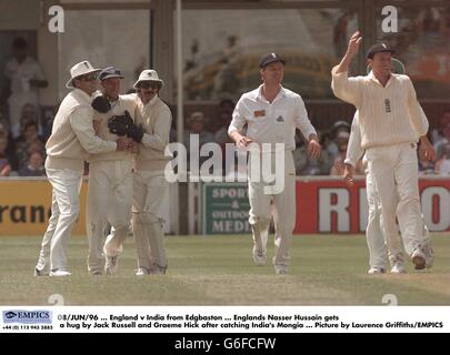 08/JUN/96, Angleterre / Inde d'Edgbaston, Englands Nasser Hussain reçoit un câlin par Jack Russell et Graeme Hick après avoir pris la Mongia de l'Inde, photo par Laurence Griffiths/EMPICS Banque D'Images