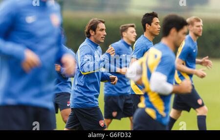 Robert pires, ancien joueur d'Arsenal (au centre) lors d'une séance d'entraînement à London Colney, Hertfordshire. Banque D'Images