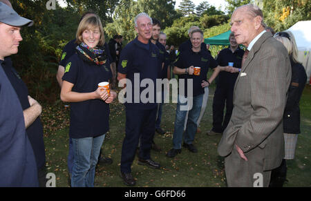 Le duc d'Édimbourg, lors d'une visite à la réserve naturelle de Dersingham Bog, sur le domaine Royal Sandringham à Norfolk. Banque D'Images