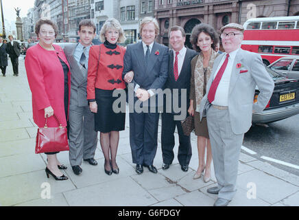 L'acteur Bill Roache (au centre) qui joue Ken Barlow dans la rue Coronation de Grenade, avec sa femme Sara (3e à gauche), et les autres membres de la troupe de 'Street' devant la High court de Londres où il poursuit le journal Sun pour diffamation. Banque D'Images