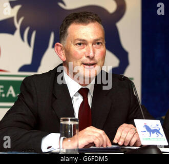 Richard Scudamore, directeur général de la Premier League, annonce aux médias du centre de Londres que la chaîne satellite BSkyB et la BBC ont été les gagnants d'un nouveau contrat de football de 1.1 milliards de TV. BSkyB a reçu le droit de jouer en direct des jeux de Premiership - d'une valeur de 1.024 milliards - entre 2004-05 et 2006-07. Et la BBC a payé 105 millions pour le paquet temps forts, ce qui signifie que match of the Day devrait revenir à BBC1. Banque D'Images