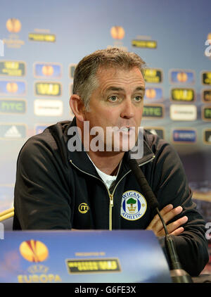 Football - UEFA Europa League - Groupe D - Wigan Athletic v NK Maribor - Conférence de presse Wigan Athletic - Stade DW.Owen Coyle, directeur du programme d'athlétisme de Wigan, parle lors d'une conférence de presse, au stade DW de Wigan. Banque D'Images