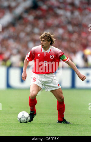 Football Euro 96 - Angleterre contre Suisse, Wembley. Alain Geiger, Suisse captin Banque D'Images