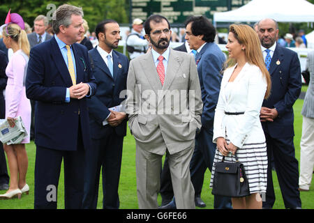 Courses hippiques - 2013 Glorious Goodwood Festival - QIPCO Sussex Stakes Day - Hippodrome de Goodwood.Le propriétaire Sheikh Mohammed bin Rashed al-Maktoum parle avec sa femme la princesse Haya bint Al Hussein Banque D'Images