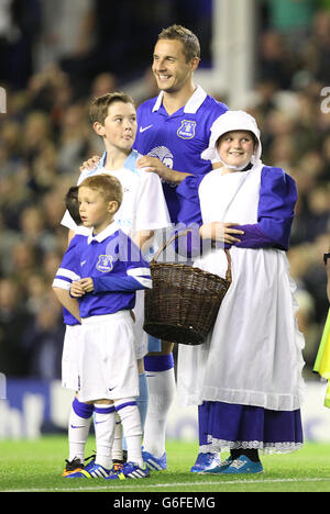 Football - Barclays Premier League - Everton / Newcastle United - Goodison Park.Phil Jagielka, The Everton Toffee Girl et les mascottes avant le match. Banque D'Images