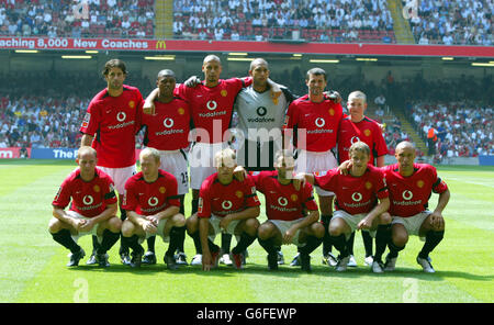 L'équipe Manchester Utd se place en tête du match de football américain FA Community Shield contre Arsenal au Millennium Stadium de Cardiff, au pays de Galles. Banque D'Images